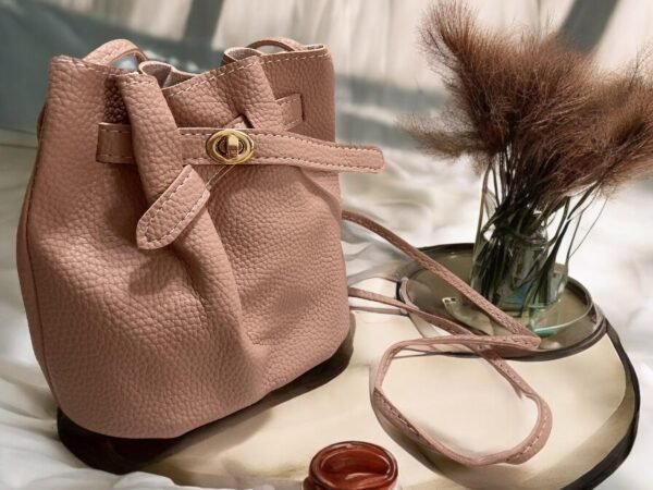 Bolsa Pequeña y Ligera para Dama: Elegancia y Comodidad en Cada Paso